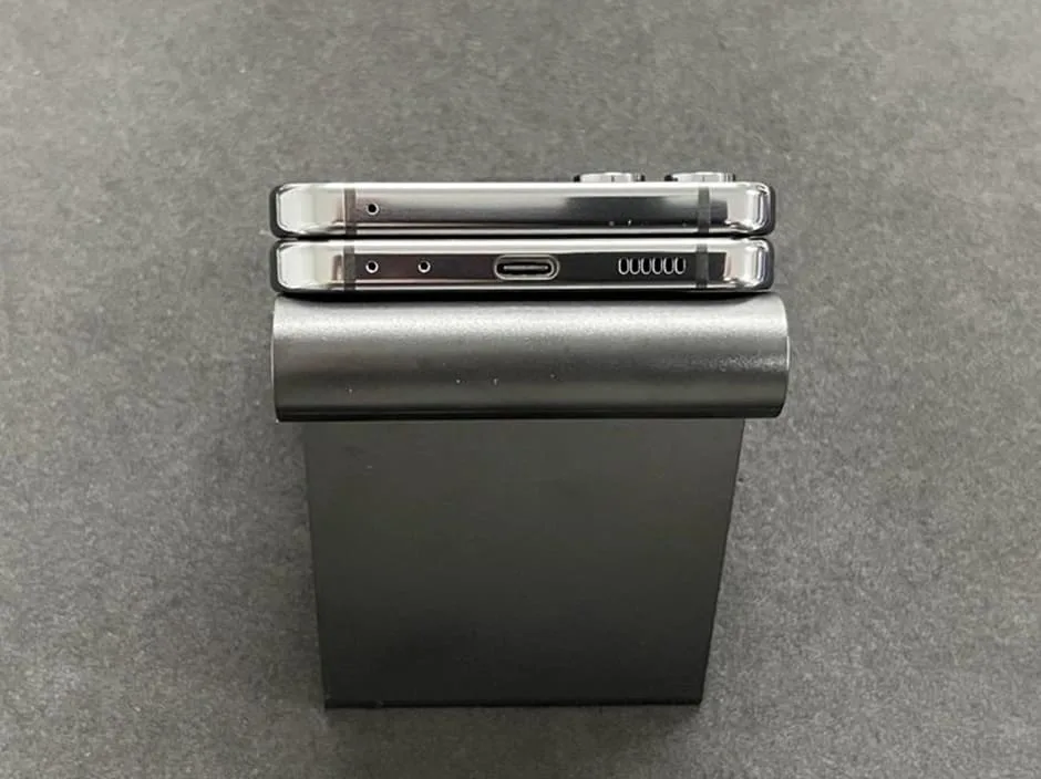 Galaxy Z Flip5 SC-54D　コネクタ