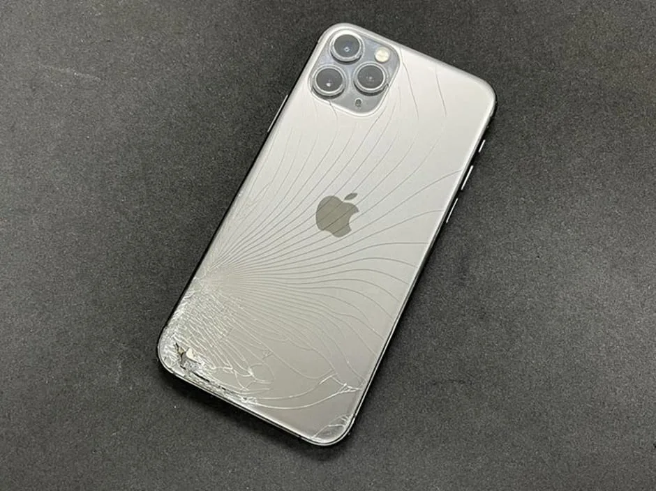 iPhone11Pro　背面割れ